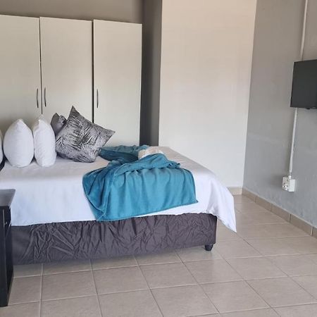 Stay At Home Airport Lodge Kempton Park Eksteriør bilde