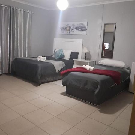 Stay At Home Airport Lodge Kempton Park Eksteriør bilde