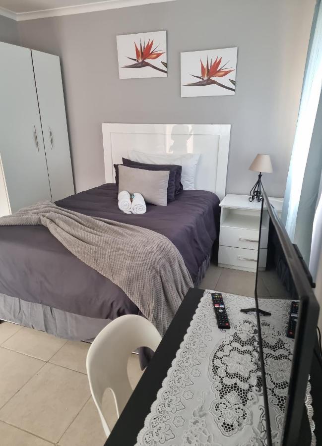 Stay At Home Airport Lodge Kempton Park Eksteriør bilde