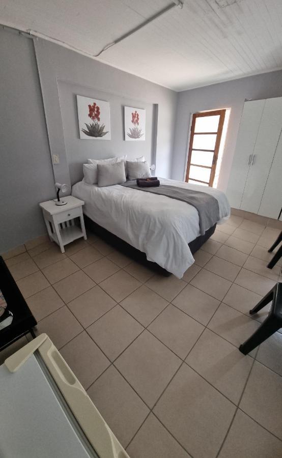Stay At Home Airport Lodge Kempton Park Eksteriør bilde