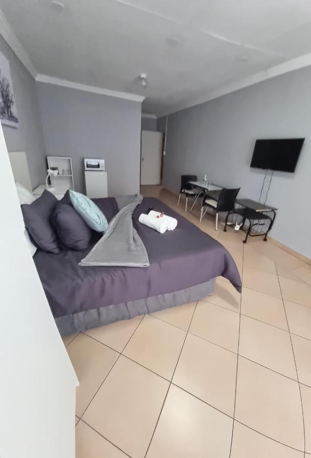 Stay At Home Airport Lodge Kempton Park Eksteriør bilde