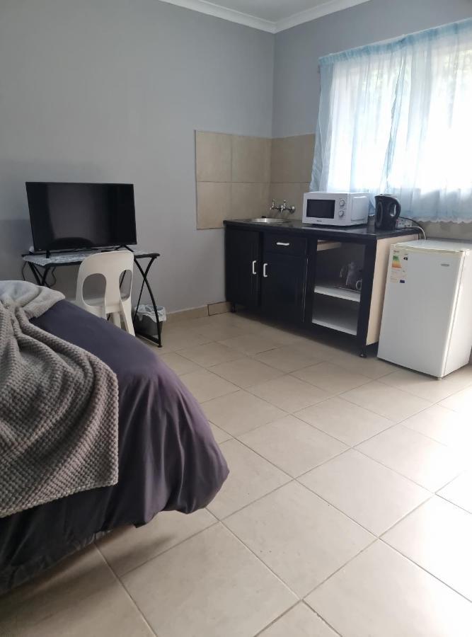 Stay At Home Airport Lodge Kempton Park Eksteriør bilde