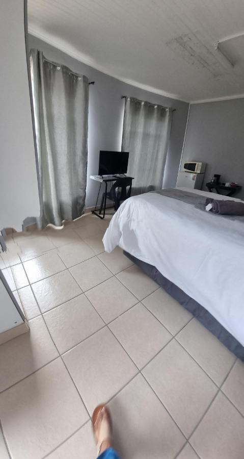 Stay At Home Airport Lodge Kempton Park Eksteriør bilde