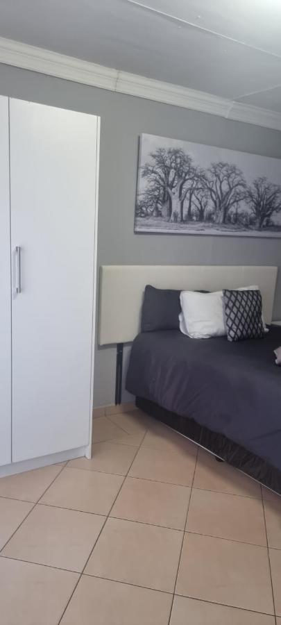 Stay At Home Airport Lodge Kempton Park Eksteriør bilde
