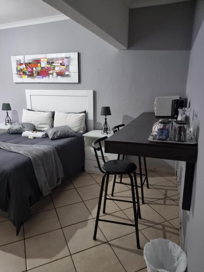 Stay At Home Airport Lodge Kempton Park Eksteriør bilde